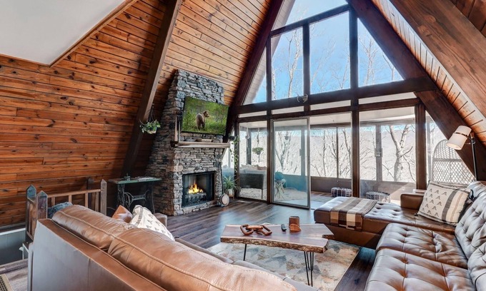 Tate Cabina | Cozy Mountain A-frame with resort amenities and nearby wineries!