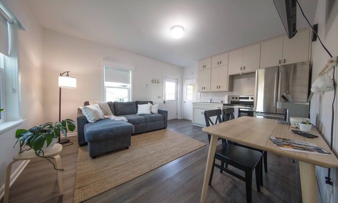 Apple Creek Casa | Cozy one bedroom apartment with attached garage.