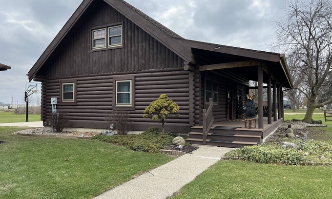Stony Ridge Cabina | Cozy Perrysburg Cabins - Modern 2 Bedroom with Large Loft & Sleep#Bed!