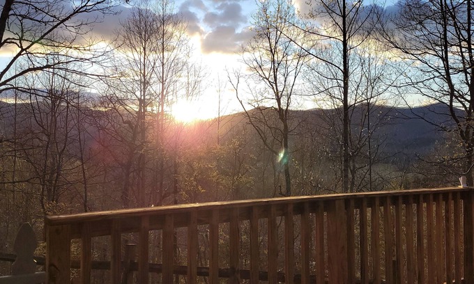 Otto Cabina | Cozy Pet Friendly Mountain Log Cabin in the Smokies with Deck and fire pit.