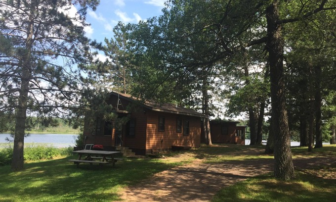 Danbury Cabina | Acogedora Cabaña de Pino en el Lago