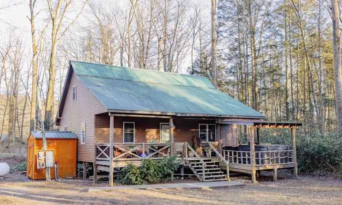 Mifflinburg Cabina | Cozy Pines Log Cabin 2BR+Loft Creekside w/ Hot Tub