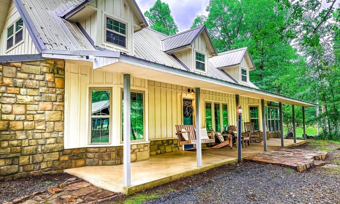 Smithville Otro | Cozy & Private Smithville Retreat + Sunroom & Hot Tub
