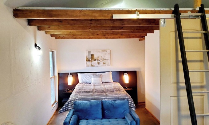 Noble Apartamento | Cozy, quiet studio with AC, heat, laundry and WiFi in lovely Noble