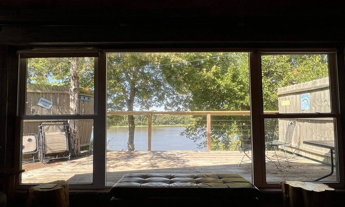 Havana Cabina | Cozy river retreat on the Illinois River with beach access!