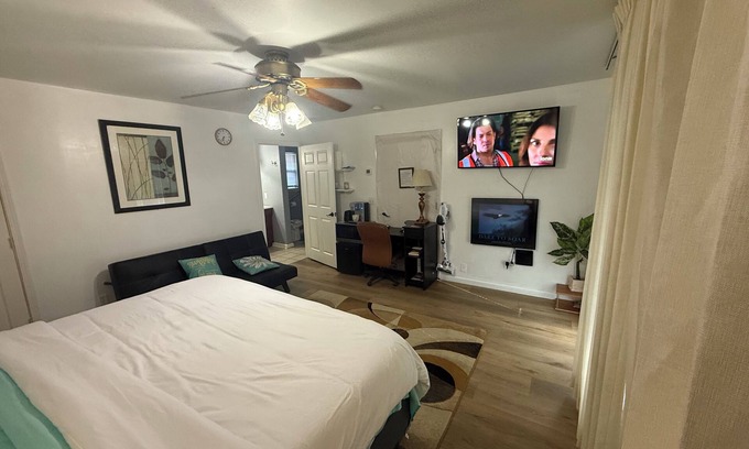 Midwest City Casa | Cozy Room apartment in a quiet neighborhood wt King Size bed, Wifi n' smart Tv