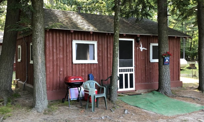 Pentwater Cabina | Acogedora cabaña de "navegación" en el bosque con fachada y acceso al lago Pentwater