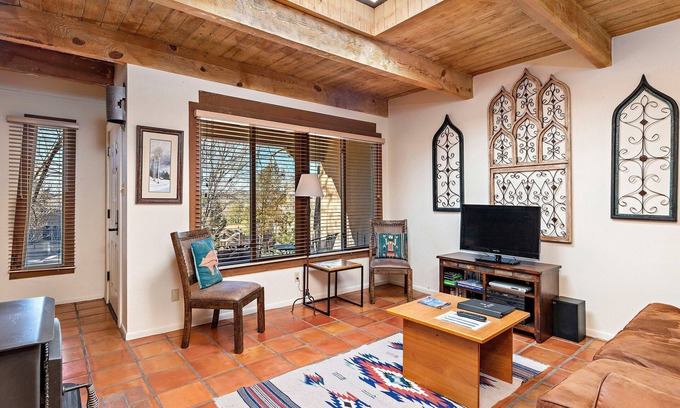 Northeast Santa Fe Hotel | Cozy Santa Fe Retreat: Fireplace, Walk to Plaza