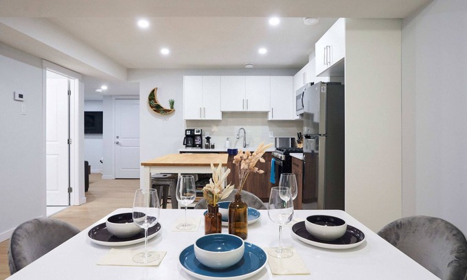 West Edmonton Casa | Cozy Suite near West Edmonton Mall with Full Kitchen, Office & Sofa Bed