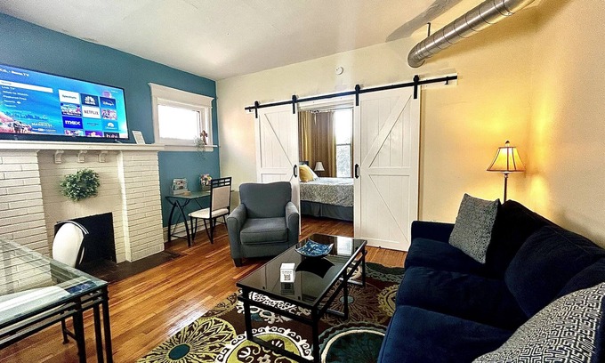 DeBaliviere Place Condominio | Cozy Suite with King + Queen beds- Steps to MetroLink + Off-Street Parking