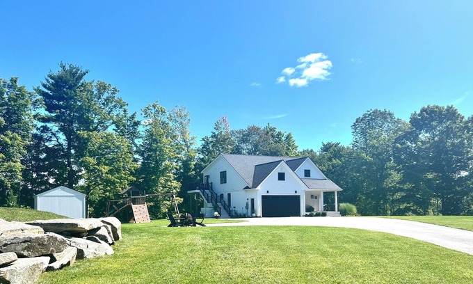 Rollinsford Apartamento | Cozy sunlit apartment steps from downtown Dover. Parking included