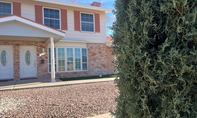 Biggs Field Casa | Cozy Townhome, 5 Min to Airport.