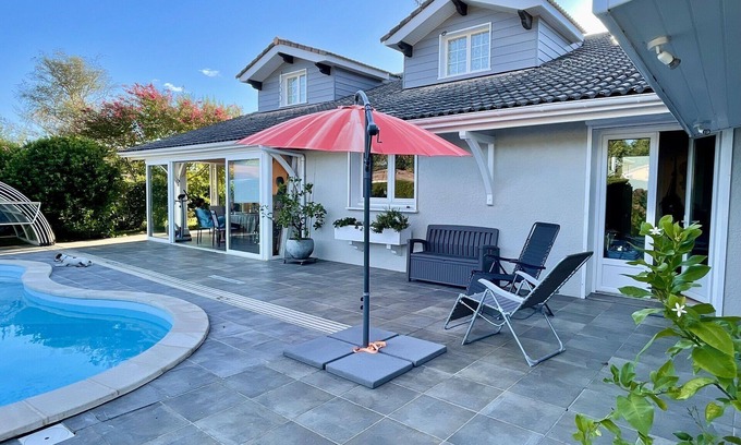 Le Porge Casa | Cozy vacation home with beautiful pool, terrace and garden