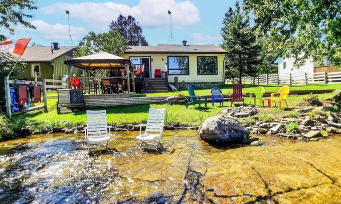 Drummond-North Elmsley Apartamento | Cozy Waterfront Cottage, WiFi-Netflix-Dog Friendly