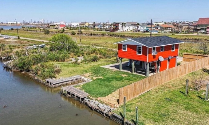 Hitchcock Casa | Cozy Waterfront Oasis