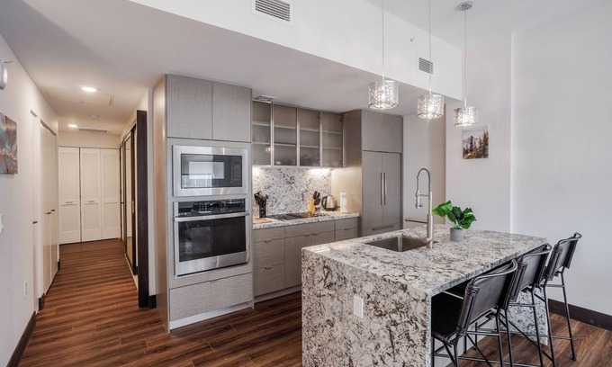 Downtown Cincinnati Apartamento | CozySuites - Sky Central