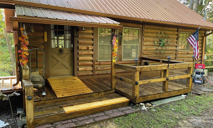 Franklin Casa | Creek Front. Charming 2-bedroom log home 10 minutes to lovely Franklin NC