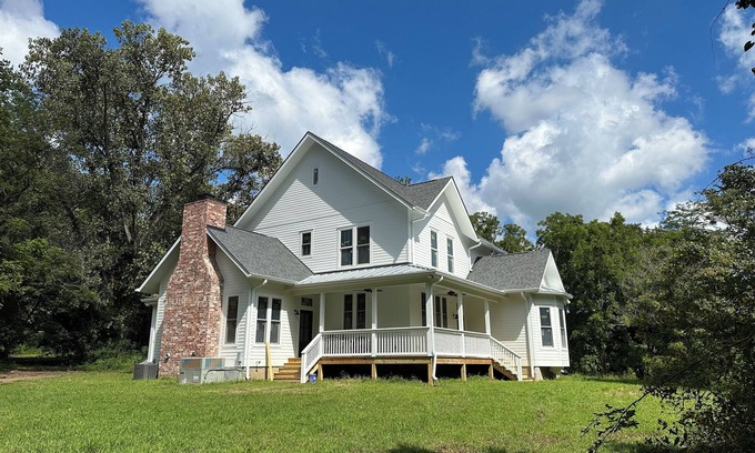 Dickson Otro | Creek-side retreat in the woods, perfect for families seeking quality time