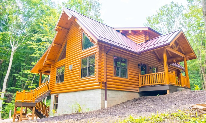 Sugarcreek Cabina | Creek Song Cabin 3 bedroom, sleeps 6, hot tub