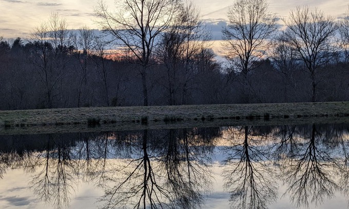 Hayesville Cabina | The Creek Todo se trata de The Creek. Y el estanque. Y las montañas más allá ...