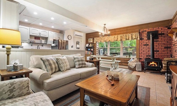 East Stroudsburg Casa | Creekside cabin home ENJOY PEACE/BEAUTY in LUXURY with quality bedding&MUCH MORE