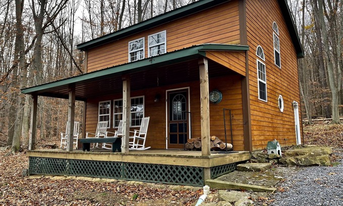 Loysburg Cabina | Creekside Cabin Vacation Rental