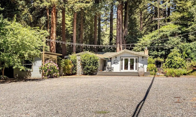 Healdsburg Cabaña | Creekside Cottage and Bungalow. Cozy, pet friendly, close to town. Sleeps 6