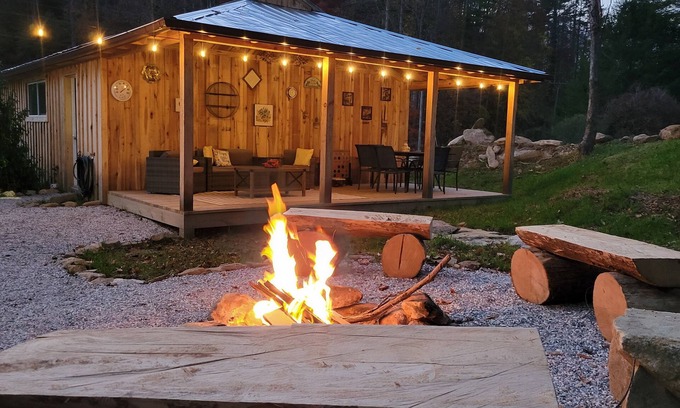 Aquone Cabina | Creekside Cottage –Pool Table, Firepit & Pet-Friendly in the Nantahala Mountains