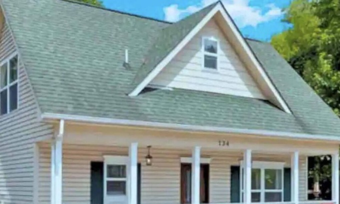 Gatlinburg Cabaña | Creekside, Hot Tub, 2 King Beds, Walking Distance to Downtown, Great Parking!