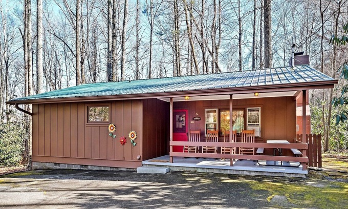 Maggie Valley Cabina | Creekside Serenity Cabin in Maggie - Directly on creek, pool and hot tub access