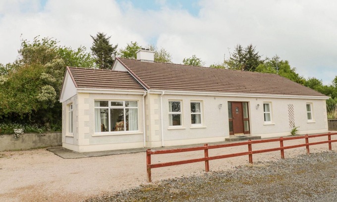 Portnablagh Cabaña | CREESLOUGH VIEW, pet friendly in Creeslough, County Donegal