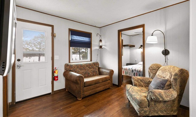 Jenkins Cabina | Crest View Cabin - Bring Your Boat, Enjoy The Swim Dock, Kayaks, Pool, and Views! | 9