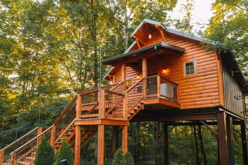 Millersburg Casa | Cricket Hill Treehouse C by Amish Country Lodging