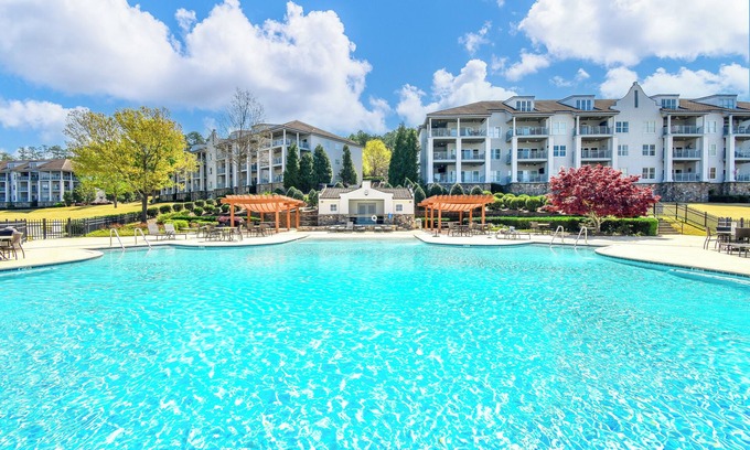 Dadeville Condominio | Crowne Pointe Unit 40-205 at Lake Martin! Sleeps 4 with a boat slip!