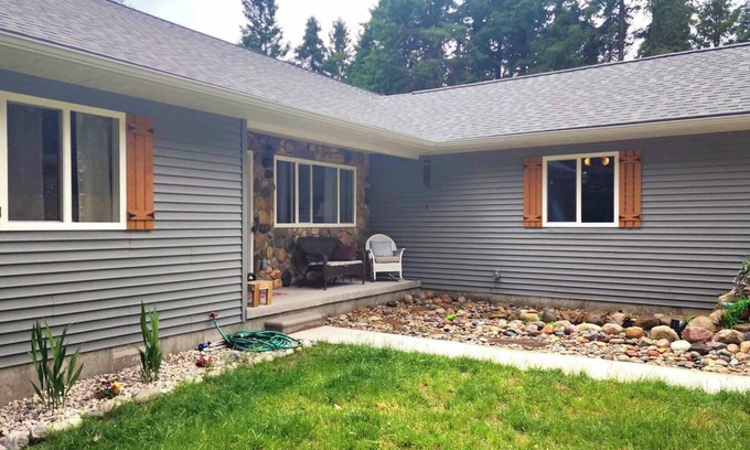 Frankfort Casa | Crystal Lake Getaway New Spatious walkout ranch. a Mile to Frankfort Mi Beaches