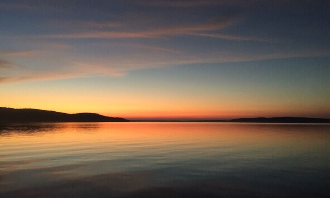 Lake Township Cabaña | Crystal Lake Cottage w / INCREÍBLE Playa privada de arena y parte inferior de Sandy Lake!