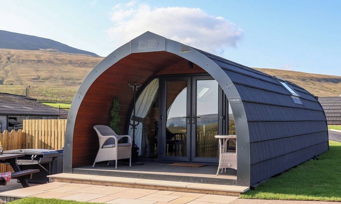 Yockenthwaite Cabaña | CURLEW, family friendly, with hot tub in Ingleton