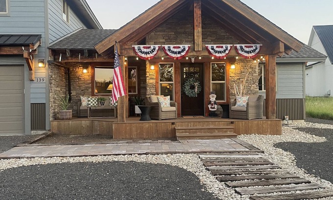 Fir Grove Estates Casa | Custom Built Cabin/House Surrounded by Gorgeous Views in Serene Donnelly