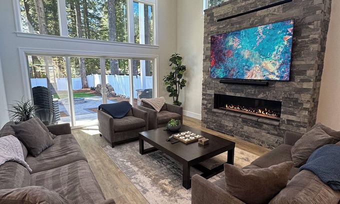Detroit Casa | Custom-built Detroit Lake house -- walking distance to the lake and town!