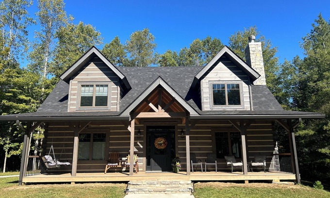 Salem Cabina | Custom cabin retreat with trails and hot tub. Exceptional reviews!