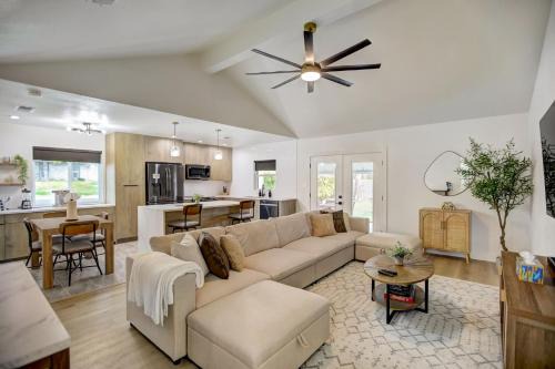 North Austin Civic Association Casa | Custom Designer Home. Sleeps 9. Close to domain Q2