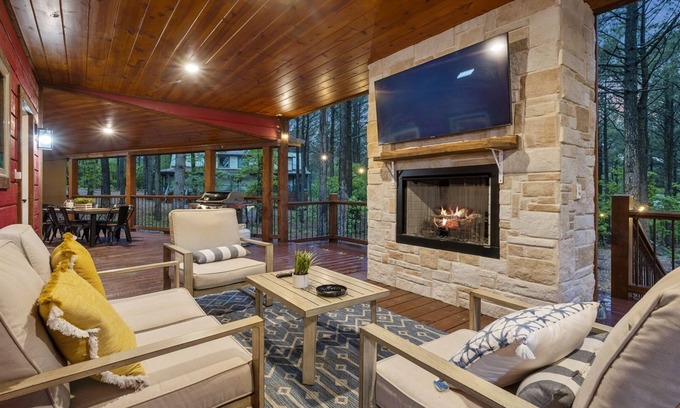 Hochatown Cabina | Custom Escape Perfect for Unforgettable Getaways w/ Hot Tub, Firepit, & Games