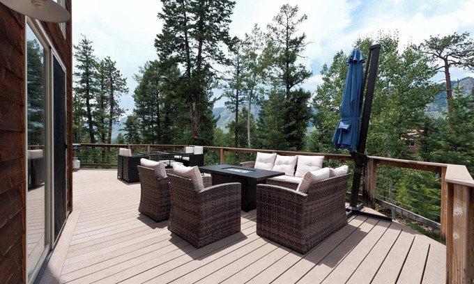 Columbine Lake Casa | Custom Home with Large Deck on an Acre - Amazing Views - 3 miles to Purg