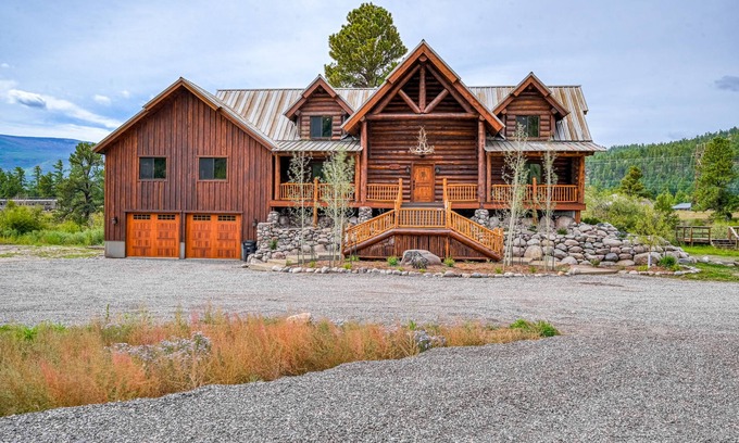 Rio Vista Estates Casa | Custom riverfront log home w/ hot tub, decks & fireplace