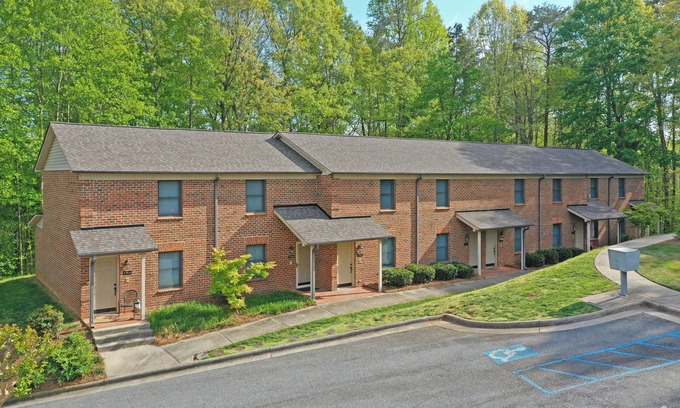 Kernersville Casa | Cute and Cozy 2 bedroom Townhouse!