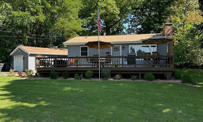 Paddock Lake Casa | Cute and Cozy Cottage by the Lake! Kayaks! Paddleboard! HUGE Deck w/ Great Views