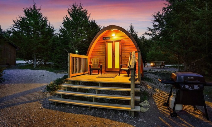 Ashland Cabina | Cute European Bungalow Cabin w/Hot Tub. 1 Double Bed and Pet Friendly!