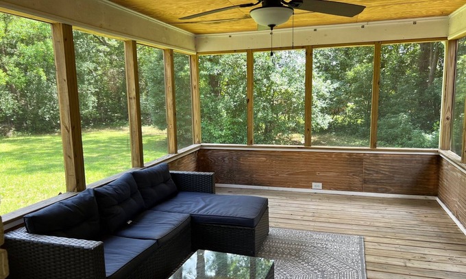 Valdosta Casa | Cute McRee Manor with large screened porch
