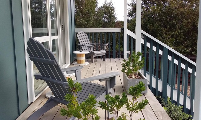 Oneroa Chalet De Esquí | Chalet lindo y moderno, a 500 metros de playas de arena, cerca de viñedos con vista al mar