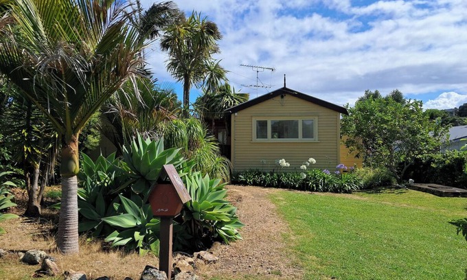 Oneroa Cabaña | Cute wee bach within walking distance of beaches and village